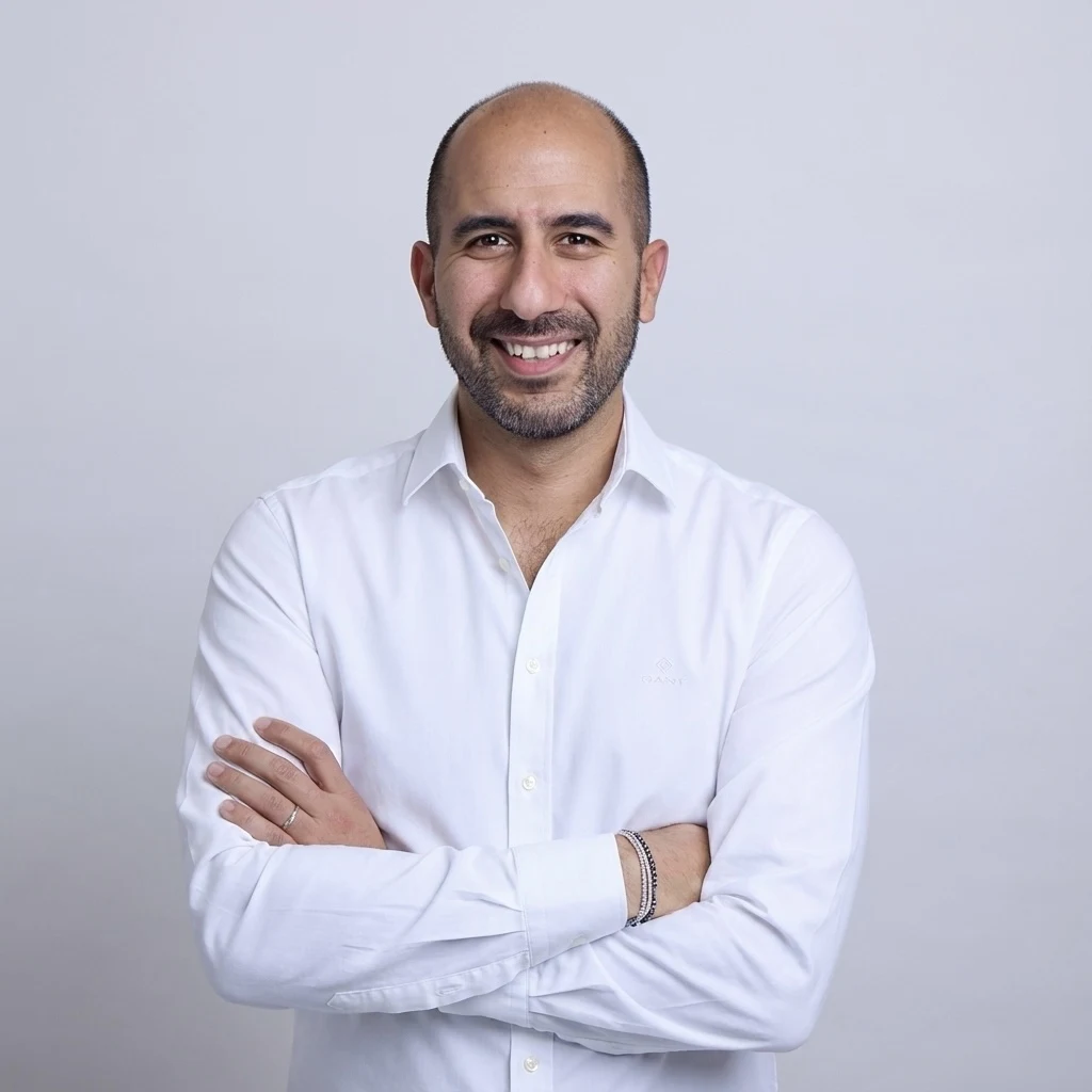 Portrait of Haviv Ohayon in a white shirt with his arms crossed.